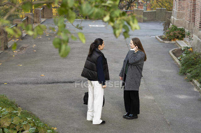Giovani donne che parlano per strada — Foto stock