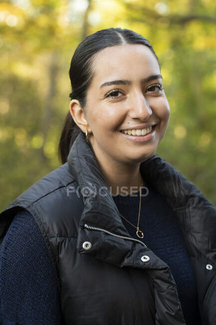 Retrato de jovem mulher na floresta — Fotografia de Stock