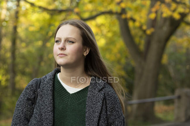 Portrait of young woman in forest — Stock Photo