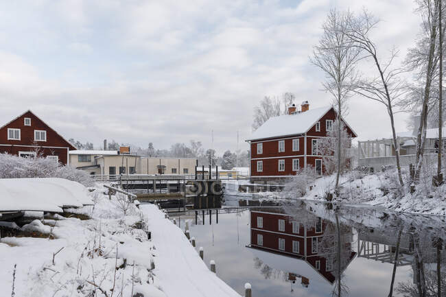 Casa por lago en invierno - foto de stock