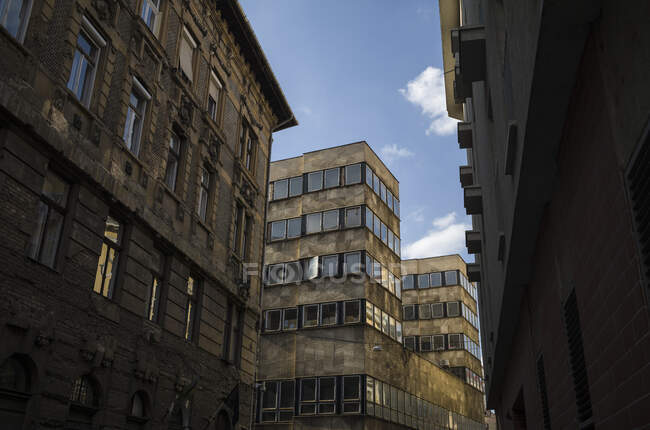 Baixo ângulo de edifícios na cidade — Fotografia de Stock
