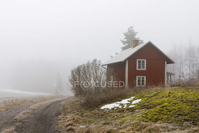 Кабина по сельской дороге зимой — стоковое фото