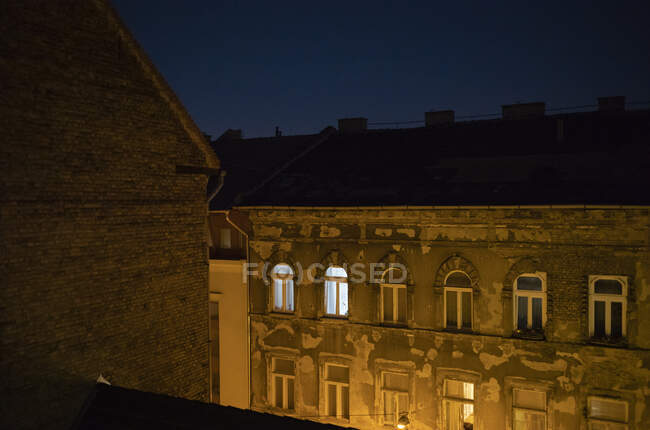 Edificio en luz por la noche - foto de stock
