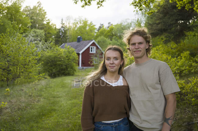 Portrait de jeune couple par maison — Photo de stock