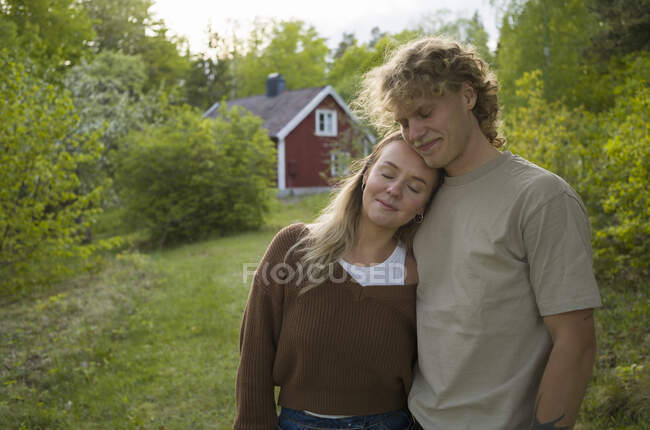 Portrait of young couple by house — Stock Photo