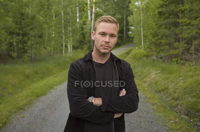 Retrato de homem na estrada para a floresta — Fotografia de Stock