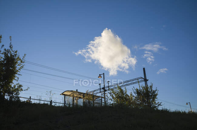 Nube sobre ferrocarril y árboles - foto de stock