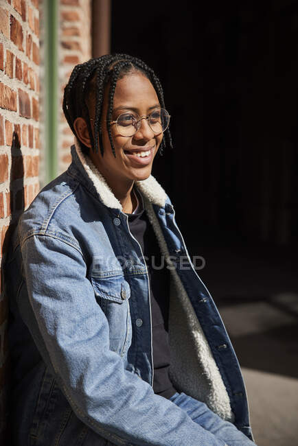 Adolescente em óculos e casaco de ganga — Fotografia de Stock