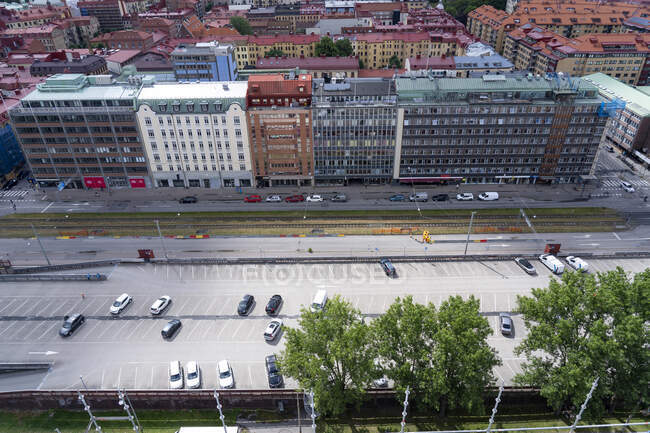Vista de alto ângulo de estacionamento e edifícios na cidade — Fotografia de Stock