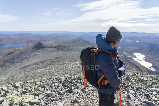 Young man hiking on mountain — Stock Photo