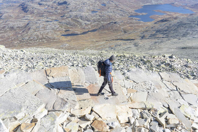 Молодий чоловік ходить по горі — стокове фото