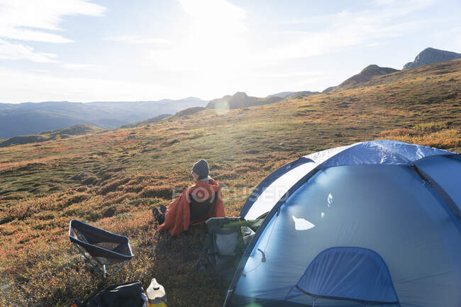 Uomo con tenda campeggio in montagna — Foto stock
