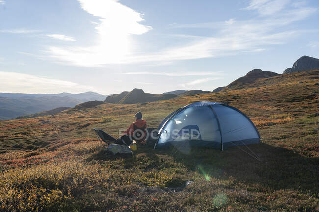 Homem com tenda acampar na montanha — Fotografia de Stock