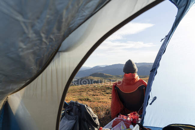 Человек с палаткой кемпинг на горе — стоковое фото