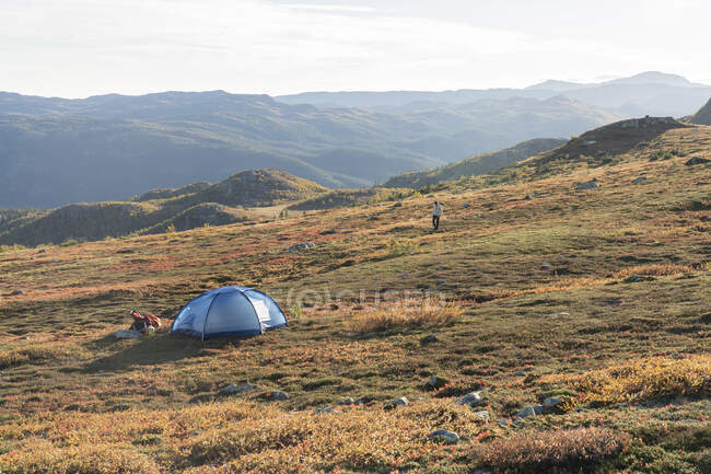 Giovane campeggio con tenda in montagna — Foto stock