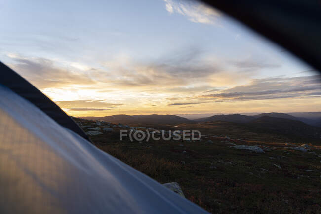Porta da tenda na montanha ao pôr-do-sol — Fotografia de Stock