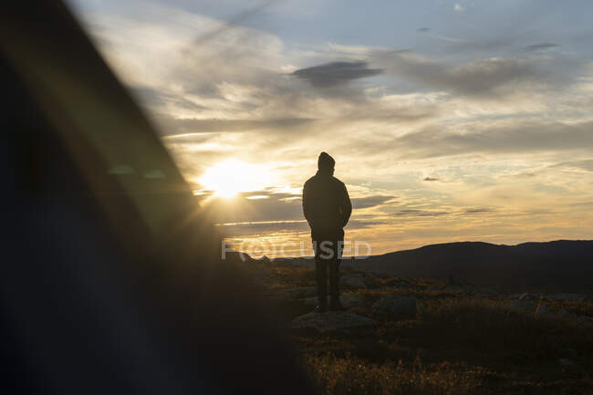 Молодий чоловік у кемпінгу з наметом на горі — стокове фото