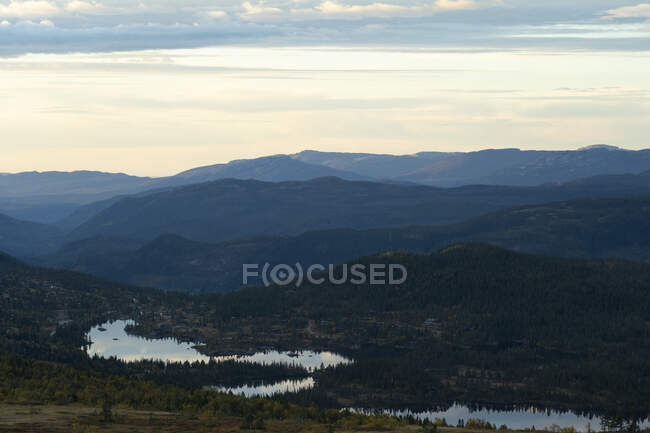 Гора и река Гаустатоппен в Норвегии — стоковое фото