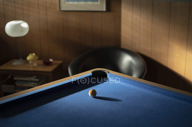 Мяч в тени на бильярдном столе — стоковое фото