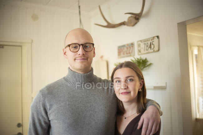 Retrato de hombre y mujer jóvenes - foto de stock