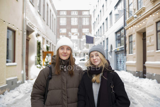 Mujeres en la calle de la ciudad en invierno - foto de stock