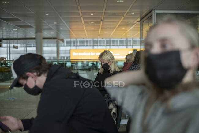 Família sentada no terminal no aeroporto — Fotografia de Stock