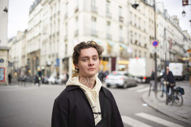 Retrato de un joven parado en la calle - foto de stock