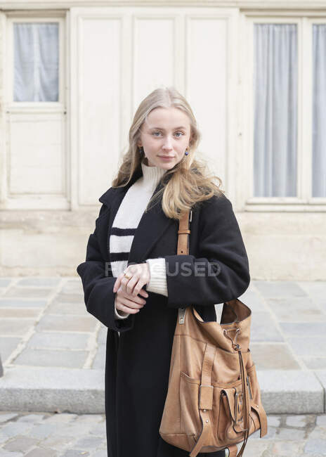 Retrato de menina adolescente com bolsa — Fotografia de Stock