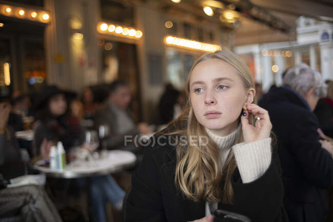 Teenage girl sitting at cafe — Stock Photo
