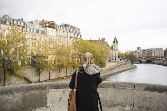 Teenage girl in piedi sul ponte a Parigi, Francia — Foto stock