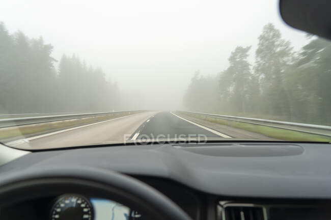 Pára-brisas do carro dirigindo na estrada — Fotografia de Stock