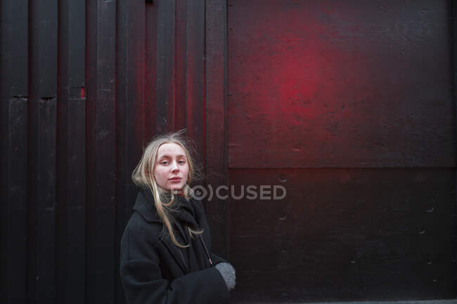 Adolescente chica de pie por la pared - foto de stock