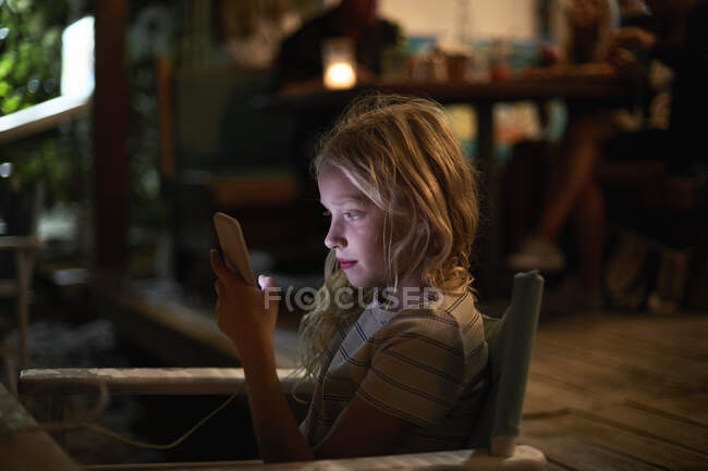Mädchen nutzt Smartphone in der Nacht — Stockfoto