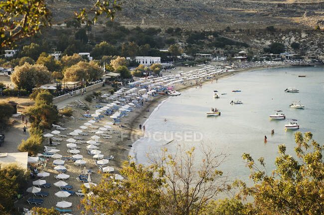 Parapluies sur la plage en Grèce — Photo de stock