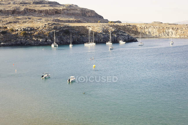 Barcos no mar por costa rochosa — Fotografia de Stock