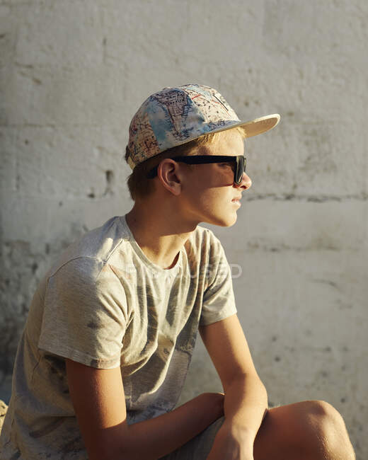 Niño con gorra y gafas de sol - foto de stock