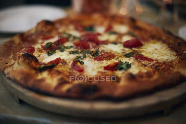 Fechar a piza Margherita — Fotografia de Stock