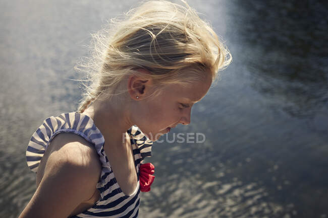 Вид сбоку на девушку в полосатом купальнике — стоковое фото