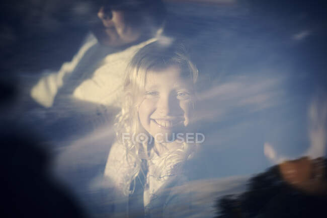 Sorridente ragazza seduta in auto — Foto stock