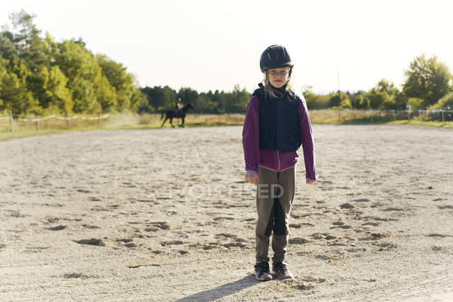 Menina em capacete equestre e colete — Fotografia de Stock