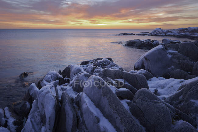 Pedras no litoral durante o pôr do sol — Fotografia de Stock