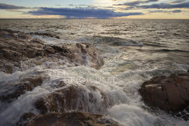 Wellen an Felsen an der Küste — Stockfoto
