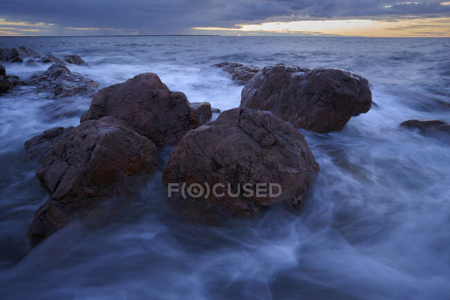 Vagues sur les rochers à la côte — Photo de stock