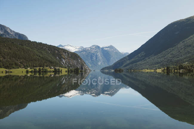 Reflexão de montanhas em lago — Fotografia de Stock