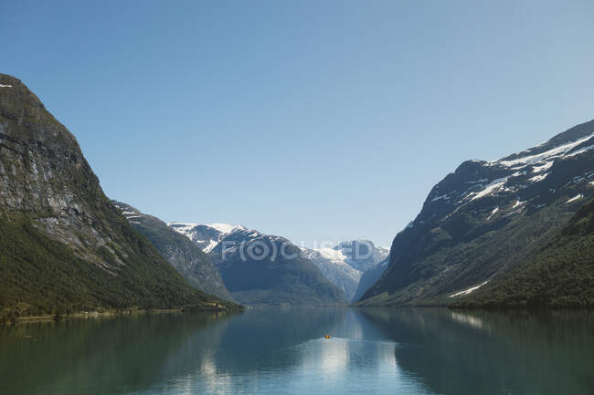 Céu limpo e montanhas acima do lago — Fotografia de Stock