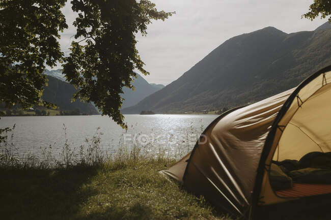 Tente au bord du lac Oppstryntvatn et montagne, Norvège — Photo de stock