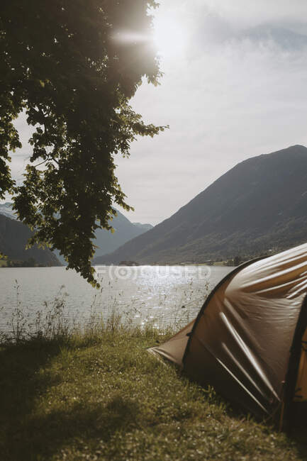Tent by Lake Oppstryntvatn and mountain, Norway — Stock Photo
