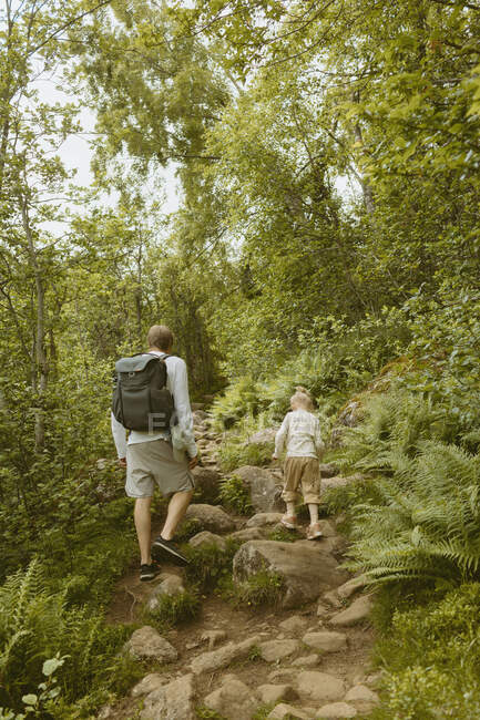 Padre e figlia escursionismo sul sentiero — Foto stock