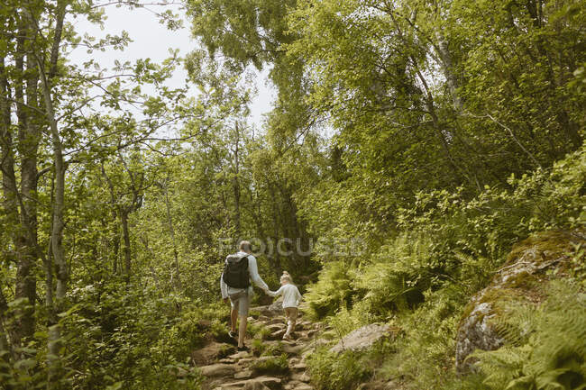 Randonnée pédestre père et fille — Photo de stock