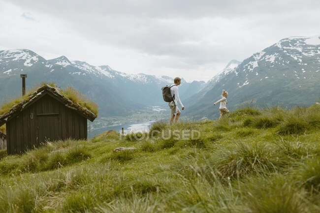 Padre e hija haciendo senderismo en montaña - foto de stock